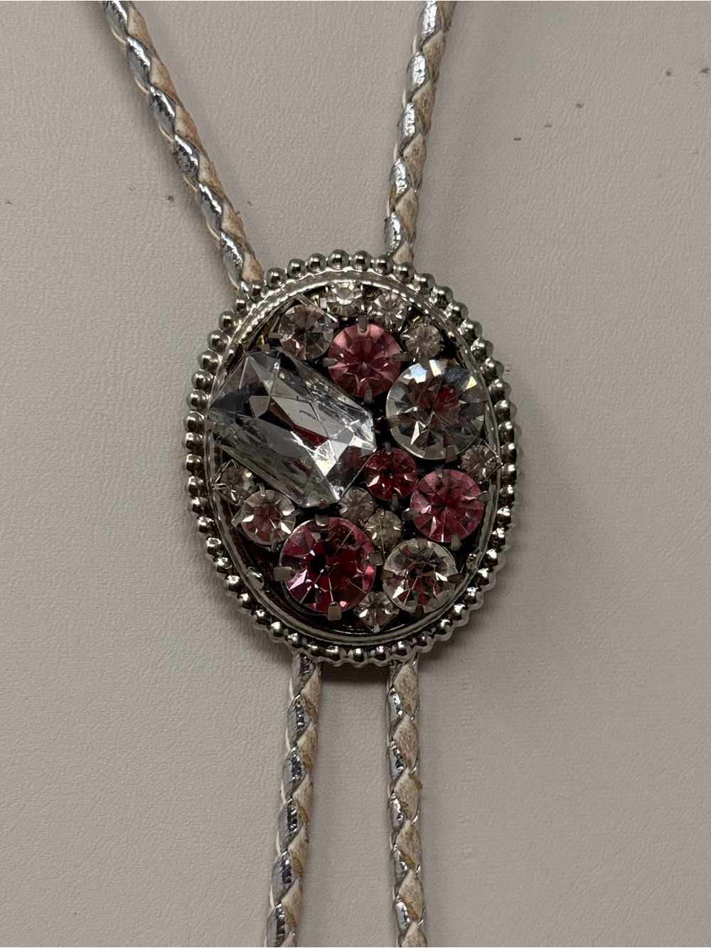 🥰VINTAGE Crystal Oval Pendant Bolo Tie – Pink and Clear Stones